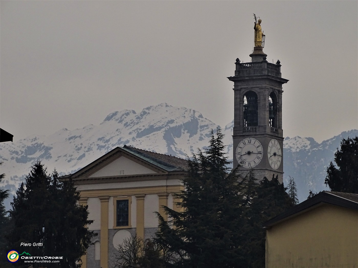 09 Zoom verso  la chiesa di Zogno con le nevi d'Aben da sfondo.JPG